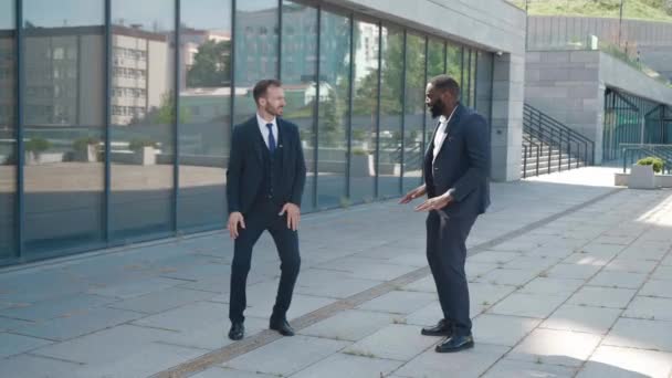 Portré boldog üzletemberek ünnepli győzelem és tánc vicces szabadban. — Stock videók