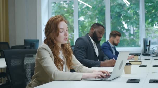 Vista laterale depressa donna d'affari caucasica stanca dal computer portatile al lavoro. Sovraccarico in ufficio — Video Stock