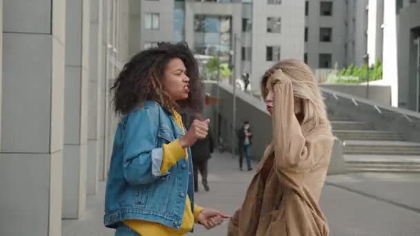 Filles heureuses afro-américaines et caucasiennes dansant en plein air dans la rue de la ville s'amuser — Video