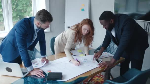 Jong financieel team werkt samen in project brainstorm vergadering op kantoor. Samenwerken teamwork, strategie planning, kleine bedrijven startup bedrijf, of kantoor collega samenwerken concept — Stockvideo