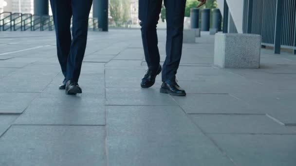 Fronte piedi vista di due uomini d'affari pendolari al lavoro. Fiducioso imprenditore uomini in scarpe di pelle e abito formale a piedi all'aperto lungo la strada del quartiere degli affari — Video Stock