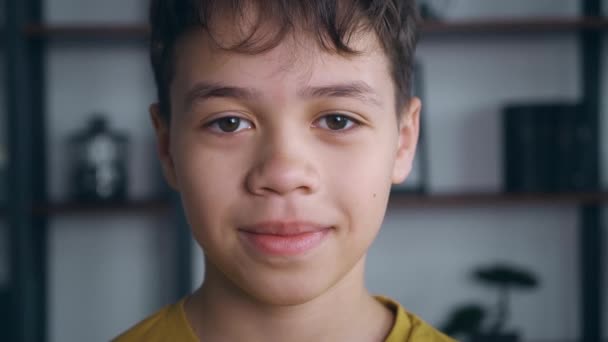 10 살짜리 흑인 소년 이 카메라를 보고 아파트에서 행복하게 실내에서 미소짓는 모습을 클로즈업 사진이었습니다. 사람, 생활 방식, 청소년의 개념. — 비디오