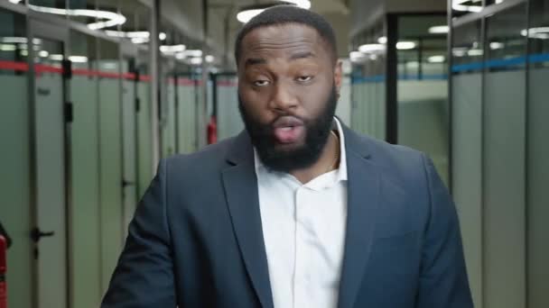 Portrett av en selvsikker sjef skjeller ut ansatte med pekefingeren sin. afro-amerikansk forretningsmann som gir motivasjonstale og trenertid i embetet – stockvideo