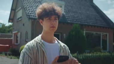 Seyir subayı çevreyi kontrol ediyor. Huzurlu konutun yakınındaki güzergahı değerlendiriyor. Erkek bireysel navigasyon başvurusu.