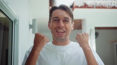 Heyecanlı bir milenyum adamı, zaferini kutlamak için 