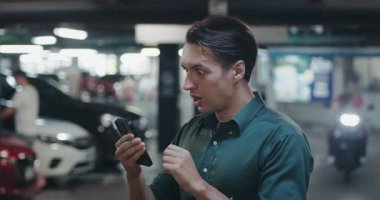 Çevrimiçi kazanmayı kutlayan ya da akıllı telefondan ecommerce alışveriş teklifi alan neşeli bir müşteri. Heyecanlı adam cep telefonunda başarıyı kutlayan uygulamayı kullanarak çevrimiçi kazanıyor..