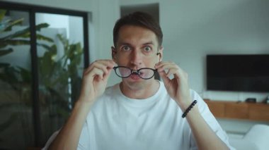 İnsan şaşkınlıkla bardakları kaldırır sonra büyük zaferi kutlar. Evdeki modern apartmanda kameraya gülümseyen yumrukları kaldırır. Zafer şoku sevinç dolu bir yaşam tarzı işine dönüşür..