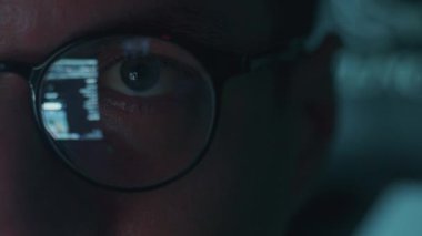 İnternette sayfalar kayan sonsuz internet sayfalarını yansıtan bardakları kapat. Web arama internet bağımlılığı kavramını kavrayın. Dijital aşırı yükleme sosyal medya taraması, bilgisayar ekranında durmaksızın bilgi akışı