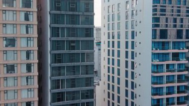 İnsansız hava aracından görülen konut kulelerinin modern mimarisi güçlü kentsel geometri yaratır. Mimarlık ve yüksek binalar şehir büyüyen gayrimenkul yatırımlarını ve çağdaş yaşam tarzını ifade ediyor.