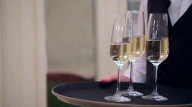 Garson tutun bir kadeh şampanya bir tepsi üzerinde