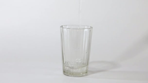 L'eau est versée dans un verre