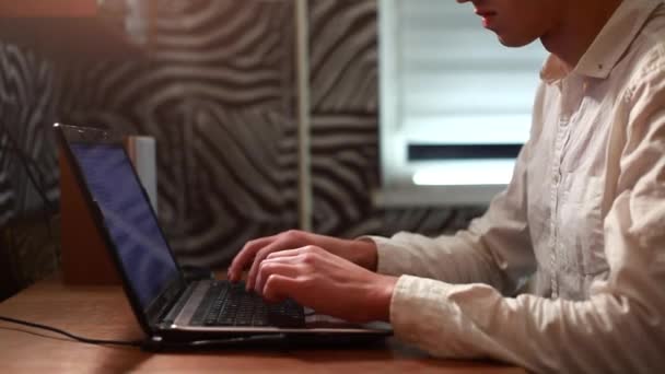 Hombre trabaja en el ordenador portátil — Vídeos de Stock
