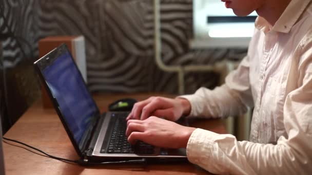 Mens werken op laptop — Stockvideo