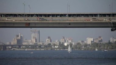 metro ile köprü altında tekne