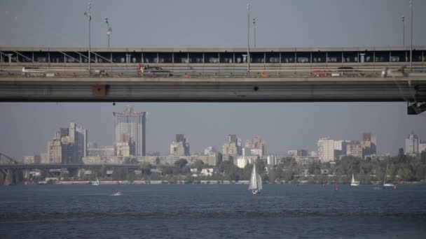 地下鉄を利用して橋の下のボートします。 — ストック動画
