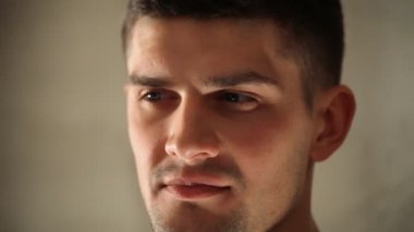 acımasız adam kameraya benziyor