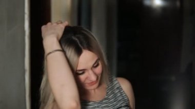 gülümseyen ve flört güzel sarışın kız