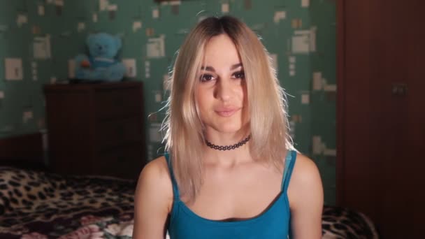 De cerca Retrato de una mujer rubia bastante sexy — Vídeo de stock