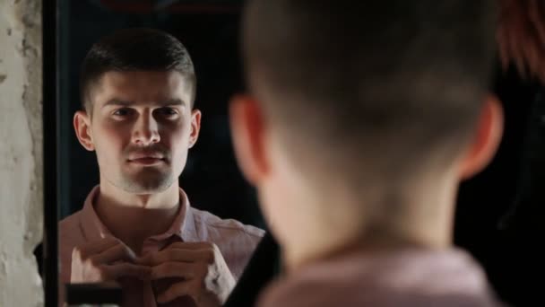 Жестокий человек, смотрящий в зеркало и платья — стоковое видео