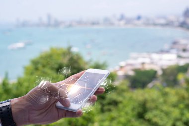 Çevrimiçi gizlilik ve güvenlik için sanal güvenlik arayüzü ve veri koruma simgelerine sahip cep telefonu kullanan adam.