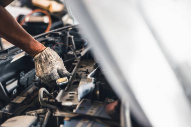 Tamirci el radyatör kapağını kapat. Otomotiv soğutma sistemi bakım ve motor onarım kavramı.