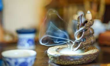 Bütün yaprak lapsang souchong çayı fincan, zengin bir dumanlı çay aromalı.