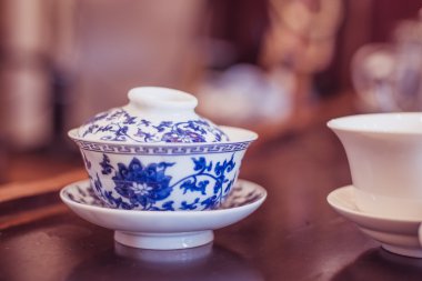 Bütün yaprak lapsang souchong çayı fincan, zengin bir dumanlı çay aromalı.