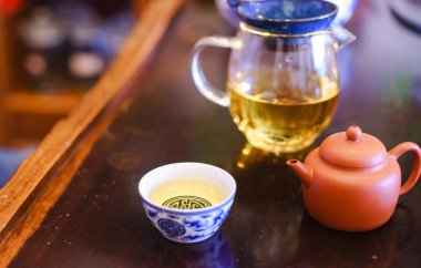 Bütün yaprak lapsang souchong çayı fincan, zengin bir dumanlı çay aromalı.
