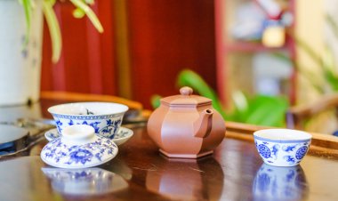 Bütün yaprak lapsang souchong çayı fincan, zengin bir dumanlı çay aromalı.