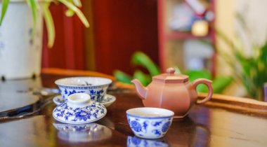 Bütün yaprak lapsang souchong çayı fincan, zengin bir dumanlı çay aromalı.