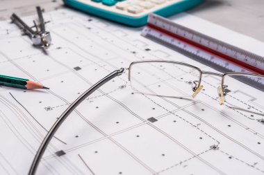 Cetvel, silgi, gözlük ve kalem kat planı - bussines bir natürmort