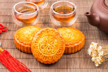 Sonbahar Ortası Festivali moon pasta ahşap tahta üzerinde