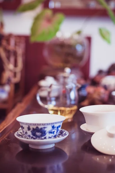 Чашка цілого листя чайного супу, багатий димчастий ароматний чай — стокове фото