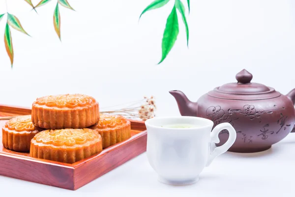 中国の伝統的な祭り中秋月餅とお茶 — ストック写真