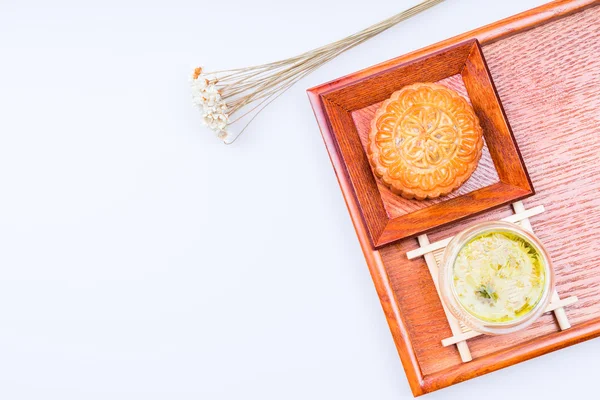 Chinese traditional festival of the Mid Autumn Festival moon cakes and tea — Stock Photo, Image