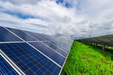 Rüzgar türbinleri ve güneş panelleri. yeşil enerji