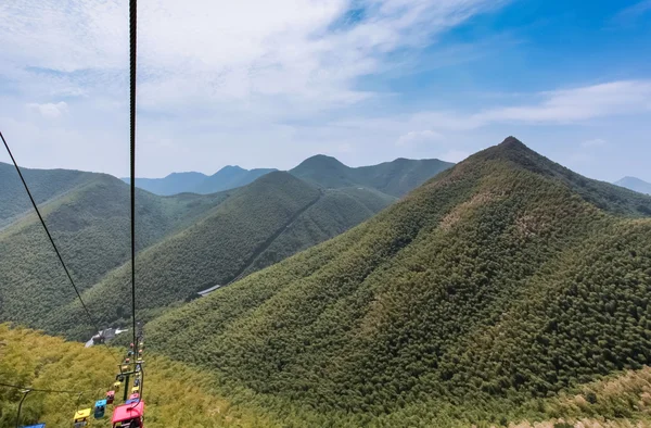 Seilbahn, die die Passagiere den Berg hinauf und hinunter befördert. — Stockfoto
