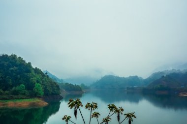 Sabah sis göl kenarında