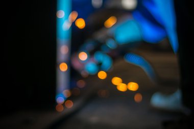 Bulanık fotoğraf. Parlak ve koyu ve renkli. Arka plan odağını.