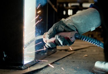 bir fabrikada çalışan Kaynakçı