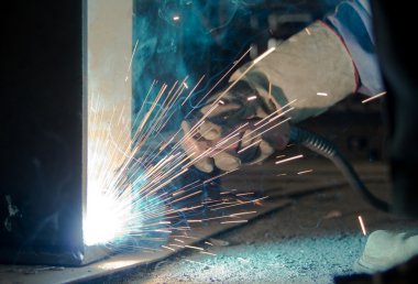 bir fabrikada çalışan Kaynakçı