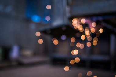 Bulanık fotoğraf. Parlak ve koyu ve renkli. Arka plan odağını.