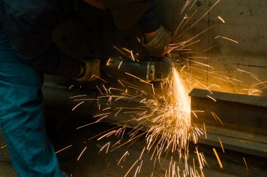 Çalışma kesme çubuk sparks oluşturma testere ile
