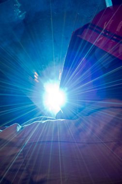 bir fabrikada çalışan Kaynakçı