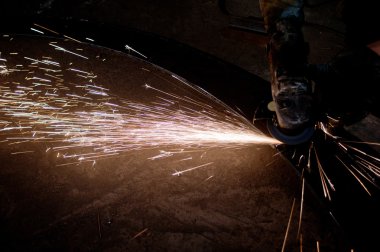 Çalışma kesme çubuk sparks oluşturma testere ile