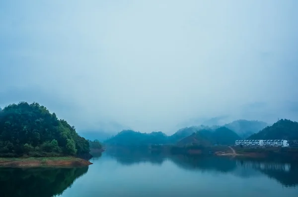 Niebla matutina junto al lago — Foto de Stock