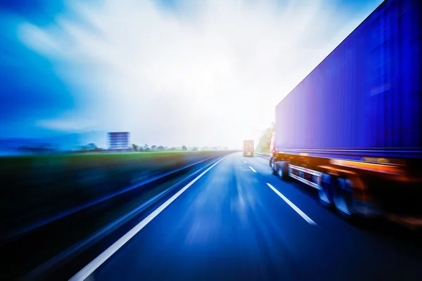 Camion container sull'autostrada . — Foto Stock