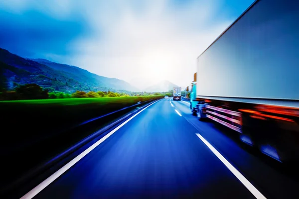 Container vrachtwagen op de snelweg. — Stockfoto