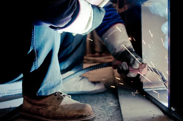 Welder working in a factory — Stock Photo, Image