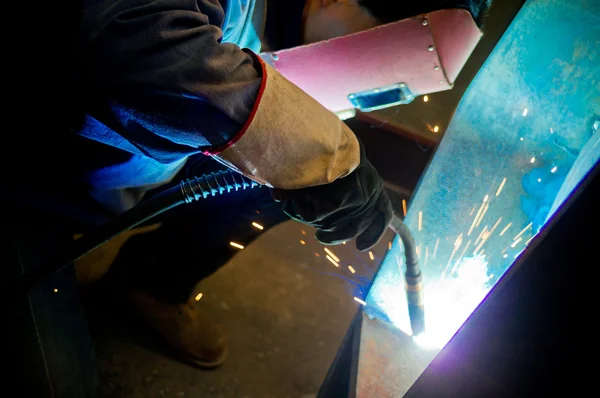 Cuando los soldadores de fábrica trabajan una luz deslumbrante — Foto de Stock